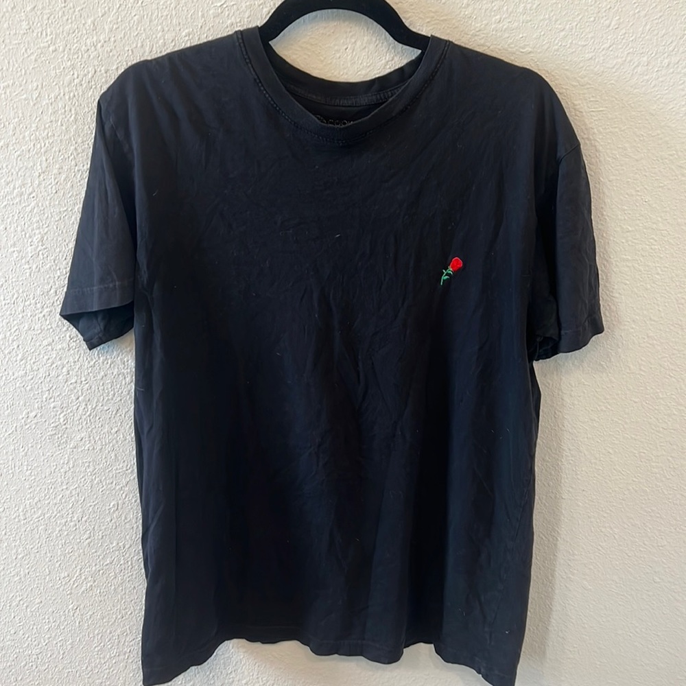 Cooke Collective Black and red rose Byron Bay Retro T-Shirt M